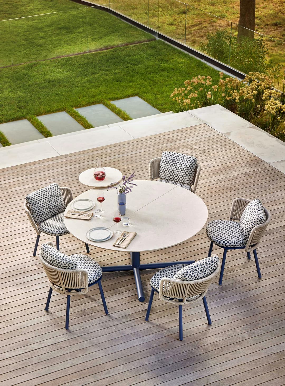 Trentino dining set with round table and dining chairs.